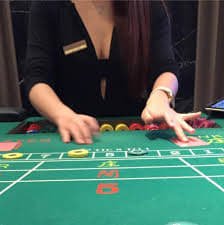 Meja Baccarat Live Casino QQ742 dengan dealer profesional